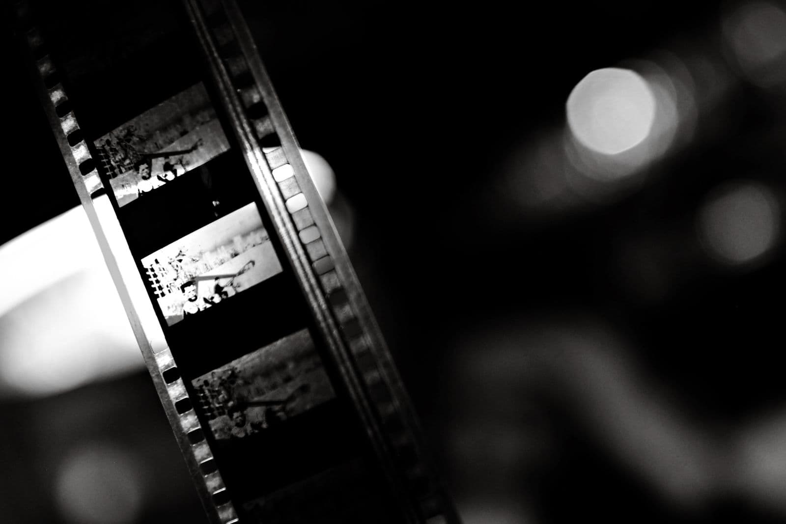 Czarno-biała taśma filmowa z kadrami starego filmu w zbliżeniu